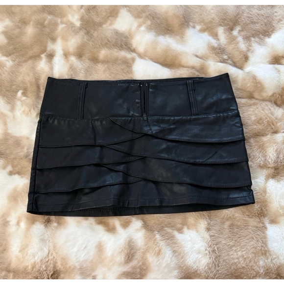 Black leather skirt - Picture 2 of 4